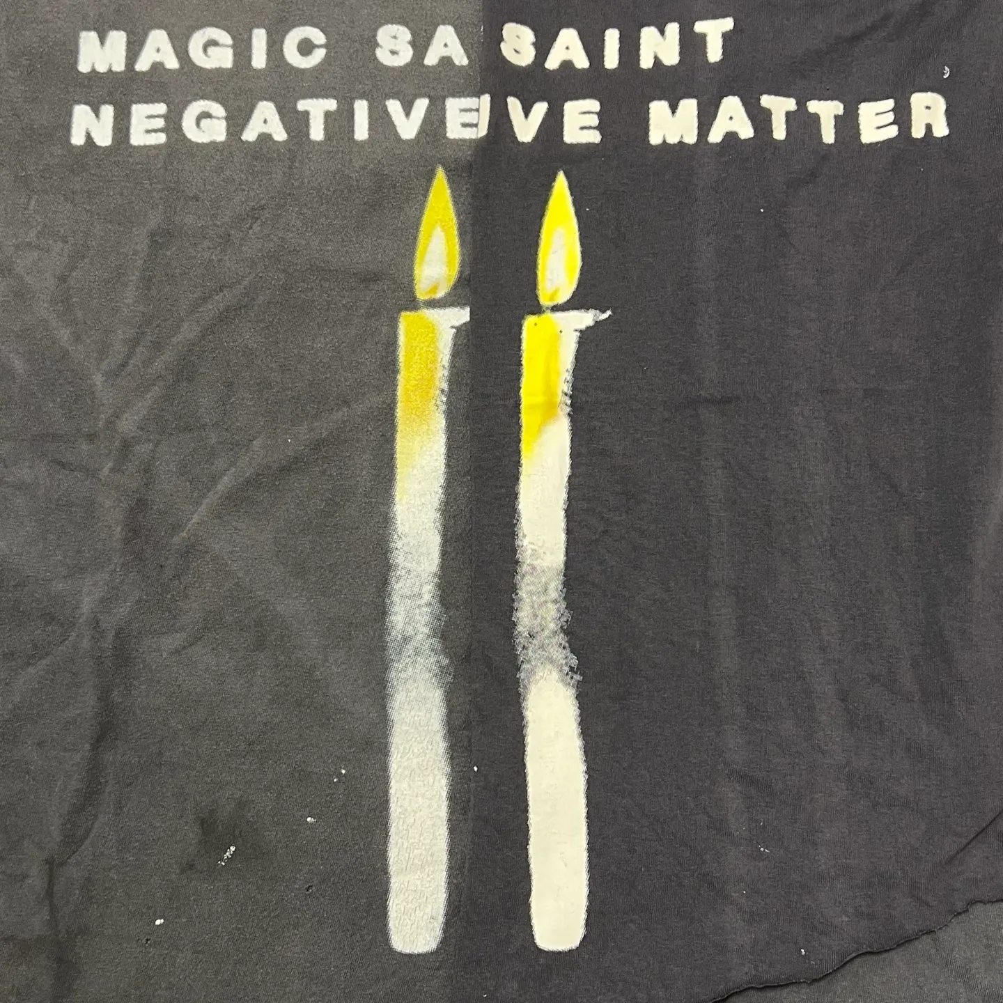 Printing proofing SAINT Mxxxxxx CANDLE SS TEE/BLK Slogan candle distressed TEE Little angel short sleeves on the back Washed in black S-XL Same as the original version Cylindrical side seam OE yarn fabric Garment dyed Re-wash faded Bust plaster faded Correct pattern matching Original consistent accessories